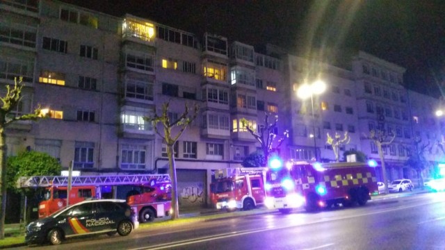 Un incendio nunha vivenda en Santiago deixa tres persoas intoxicadas