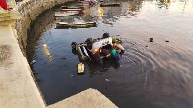 Sae ileso o condutor dun turismo que caeu ao mar este sábado en Carril