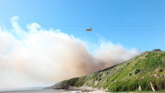 Controlado un incendio forestal na Coruña que queimou 15 hectáreas en cinco horas