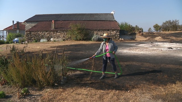 Desactivada a alerta por proximidade ás casas do incendio iniciado onte en Cualedro