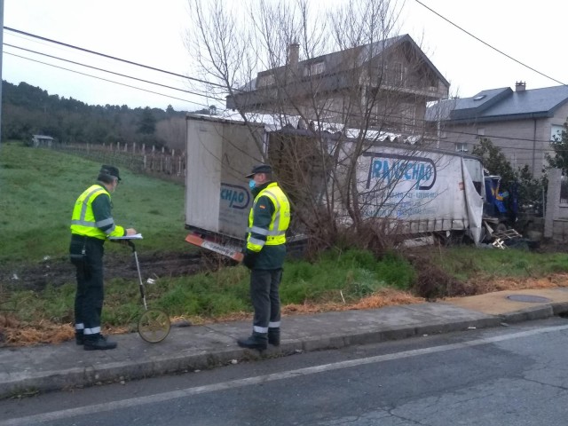 Un camión de lousa bate contra unha vivenda en Vilamartín de Valdeorras