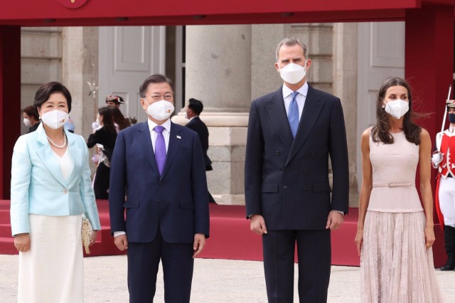 Os reis regalan ao presidente coreano unha escultura dunha cuncha xacobea