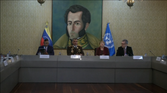 Bachelet veranse por separado con Maduro e Guaidó tras reuniurse con outras autoridades do país