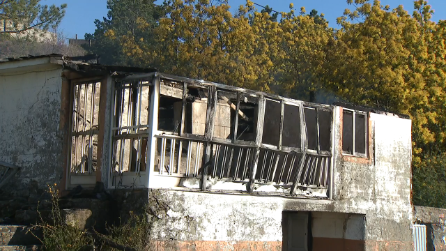 Calcinada unha vivenda en Erosa, A Gudiña, tras reactivarse un incendio forestal esta medianoite