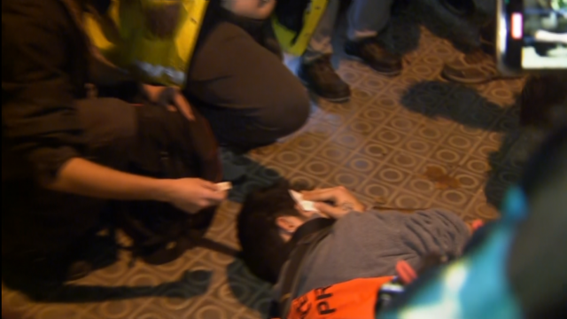 Un fotoxornalista queda ferido na oitava noite de altercados en Barcelona