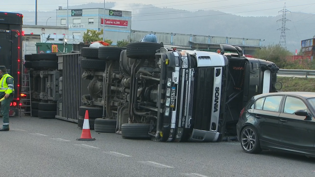 Dúas persoas quedan feridas no Porriño no accidente dun camión que transportaba gando
