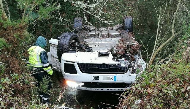 Dous feridos leves en dous acidentes por saída de vía en Ourense