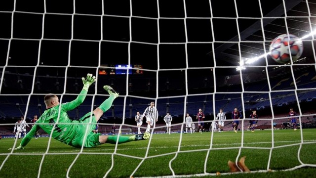 A Juve golea o Barcelona no Camp Nou e é primeira de grupo