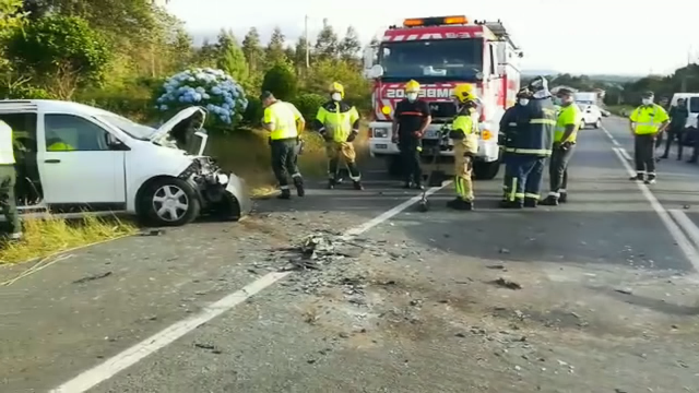 Dous condutores quedan feridos de gravidade tras un choque frontal na Laracha