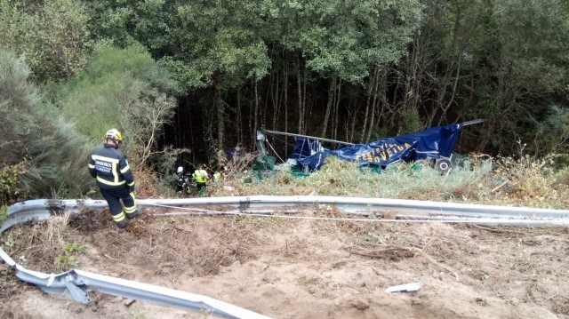 Queda atrapado na cabina o condutor dun camión que se precipitou baixando As Estivadas, na A-52