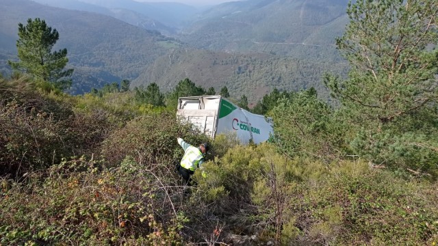 Coliden dous camións en Folgoso do Courel, un deles con explosivos