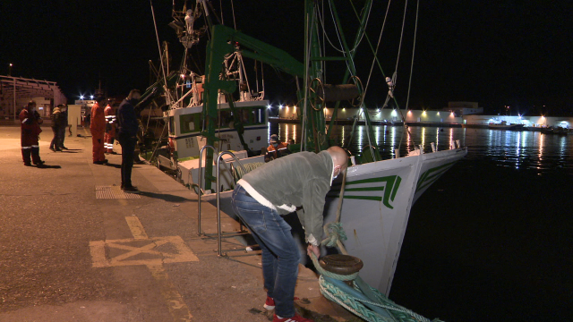 Reflotan de madrugada o cerqueiro Virxe dos Milagres, que encallara na costa de Foz