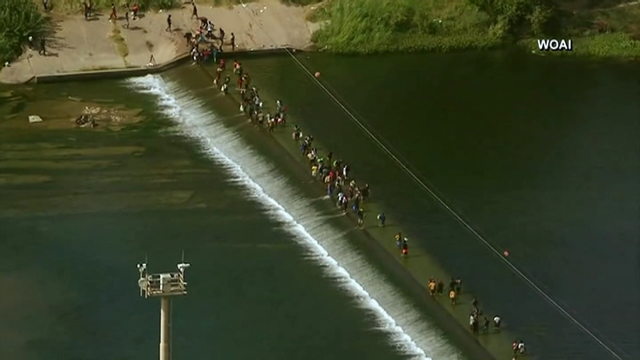 Milleiros de inmigrantes atrvesan o río Grande e acampan en Texas