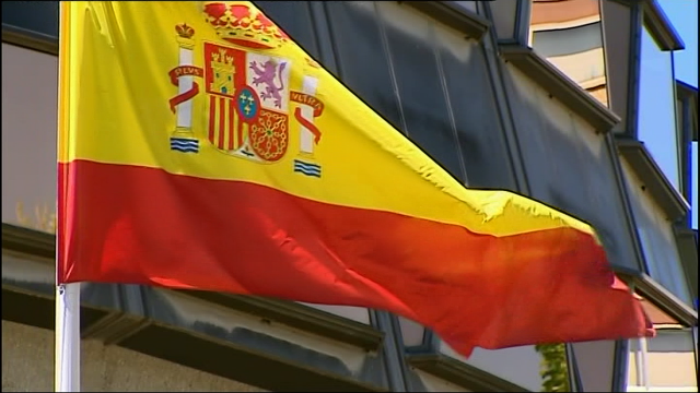 O Constitucional di que instar a queimar a bandeira é delito e non liberdade de expresión