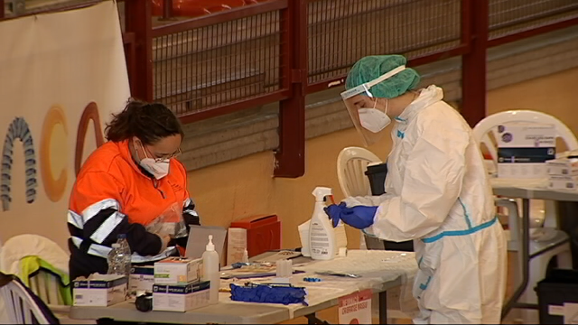 Volve subir ata 43,15 a incidencia da covid−19 e repunta en 12 comunidades autónomas