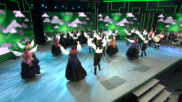 Os compoñentes do Centro Cultural A Ponte Vella cantaron e bailaron 