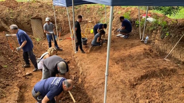 Retoman os traballos de exhumación nunha fosa en Asturias onde apareceron restos de tres persoas
