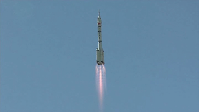 A China lanzou con éxito unha nave con tres astronautas para construiren a súa estación