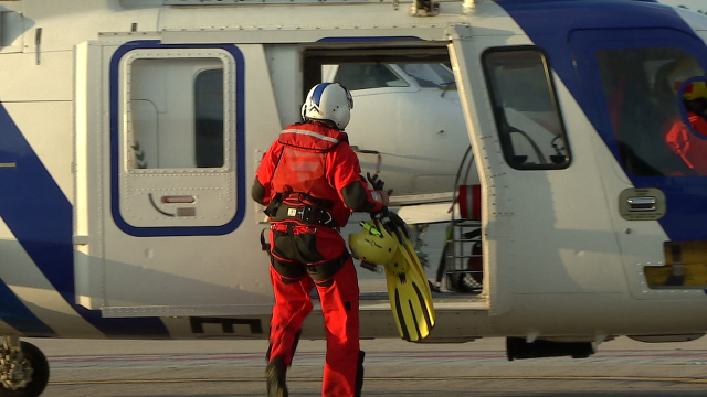 Evacuados en helicóptero tres tripulantes dun veleiro que quedou sen temón na costa de Oia