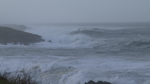 As ondas superan os oito metros de altura en Estaca de Bares