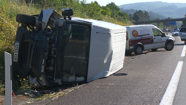 Feridos dous condutores nun accidente en Toén