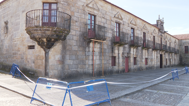 Despréndese unha parte dun banco do pazo de Fefiñáns