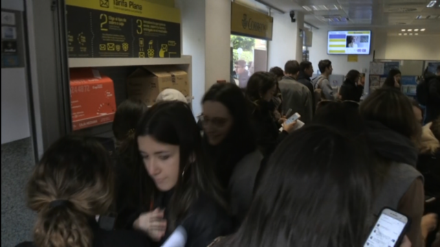 A avalancha do voto por correo obriga a Correos a abrir oficinas ata a medianoite