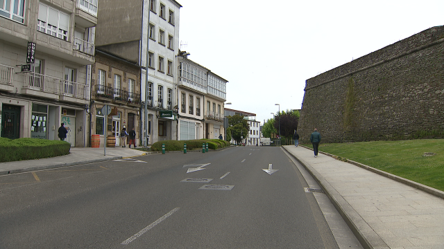 Rómpenlle os dentes a un home cunha barra de ferro para atracalo no centro de Lugo