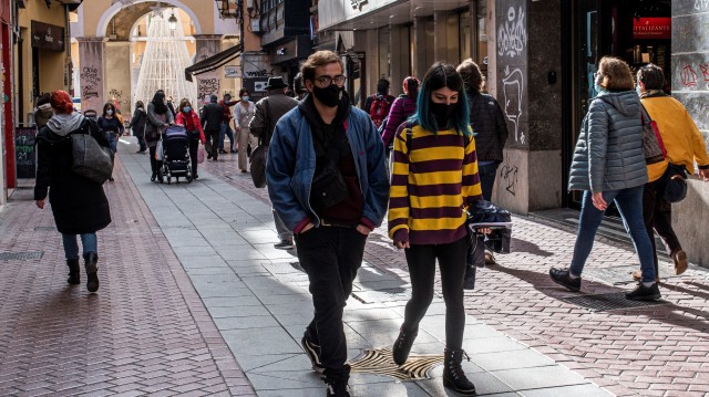 Baixan ao 28 % os que din non a vacinarse de inmediato en España