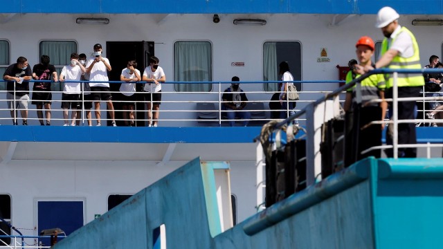 Chegan a Valencia os 21 estudantes galegos tras o seu confinamento en Mallorca