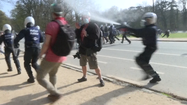 Policías a cabalo e auga para dispersar unha macroquedada nun parque en Bruxelas