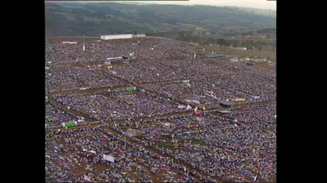 A visita do papa e a Xornada Mundial da Xuventude enchían Santiago no 1998