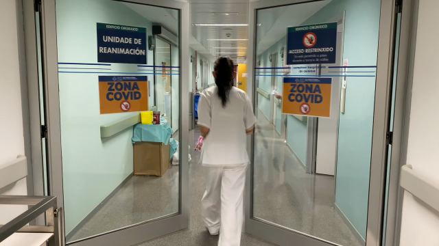 Falece unha muller de 76 anos en Santiago por mor da covid−19
