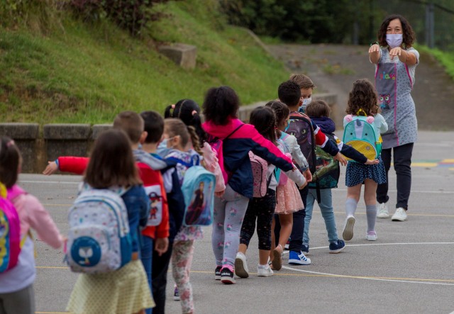 Hai cincuenta aulas pechadas nos centros educativos galegos, quince máis