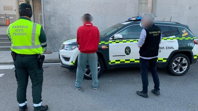 Detido por circular en patinete eléctrico, drogado e por cuspirlle a un axente