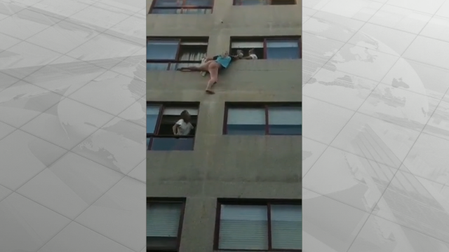 A Policía Nacional salva unha muller que ameazaba con saltar dun cuarto piso en Pontevedra