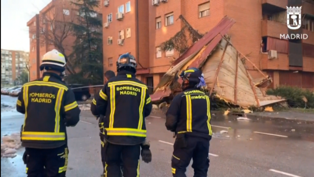 O forte vento do temporal Hortensia arranca a cuberta dun edificio de Madrid