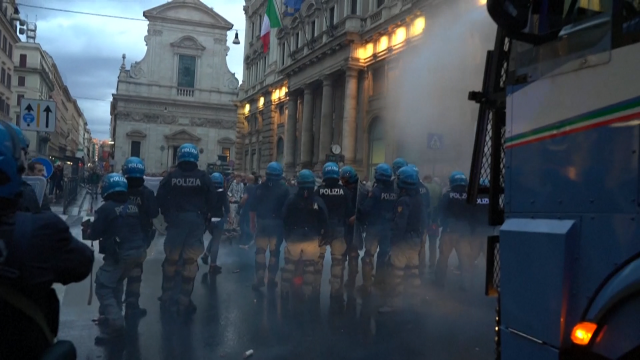 Antivacinas e mebros de ultradereita asaltan un sindicato e un hospital en Roma