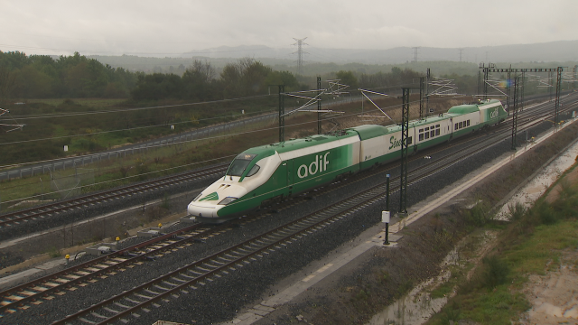 Adif proba a liña do AVE en Ourense
