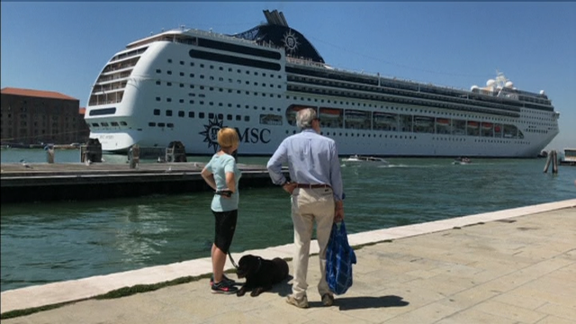 O goberno italiano aproba un decreto para afastar os grandes cruceiros de Venecia
