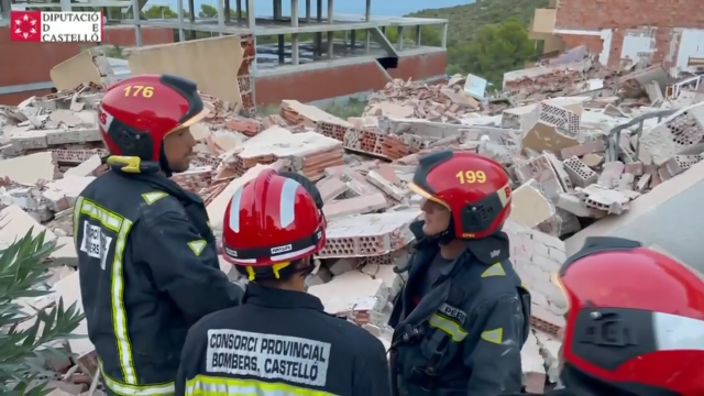 O derrubamento dun edificio en Peñíscola deixa polo menos dous desaparecidos