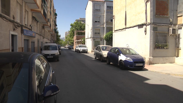 Unha nena acoitela a parella da nai para evitar que a matase