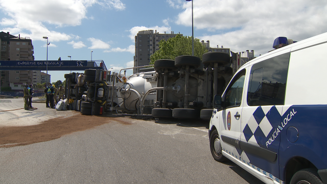 Envorca un camión de grandes dimensións nunha rotonda de acceso a Ourense