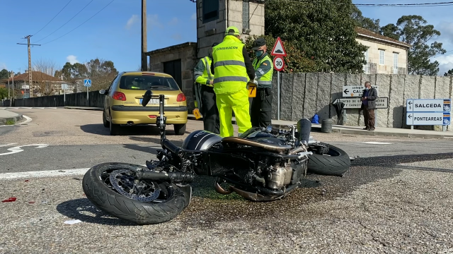 Ferido grave un motorista tras colidir contra un turismo en Caldelas de Tui
