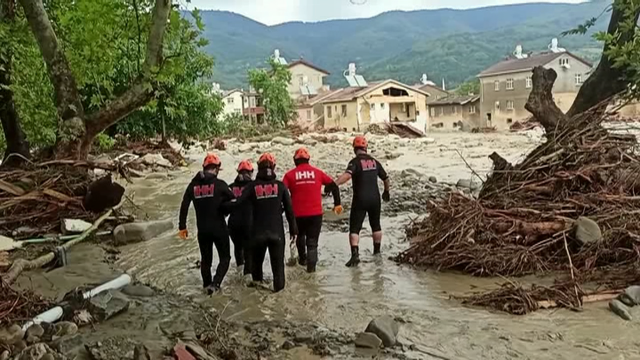 Ascenden a 27 os falecidos polas riadas no norte de Turquía, que deixan ducias de desaparecidos