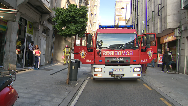 Os bombeiros apagan o lume na cociña dun edificio no centro de Vigo