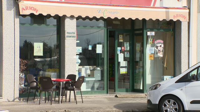 Forzan a porta e rouban nun comercio de Castro de Rei