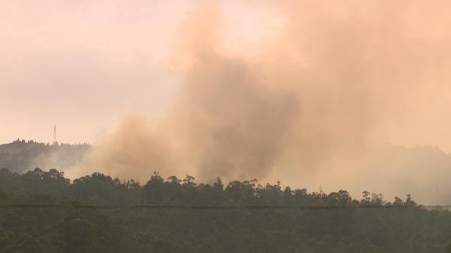 Estabilizan o incendio de Rois tras calcinar 20 hectáreas