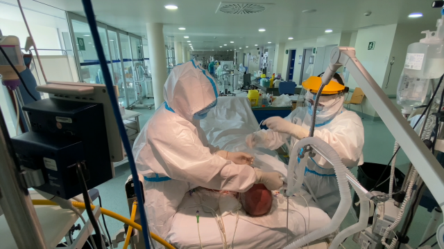 O Sergas informa de dous falecementos relacionados coa covid, 2.579 desde o comezo da pandemia