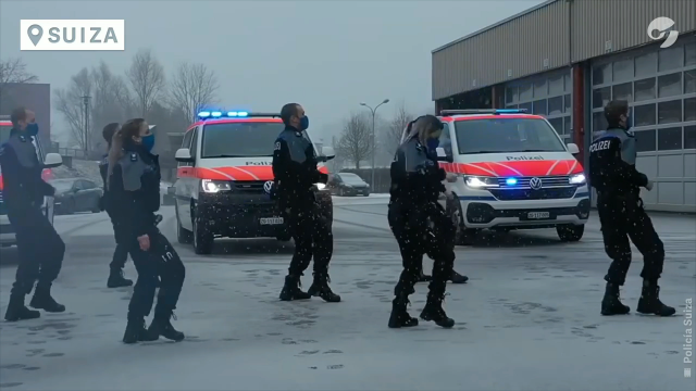 A policía suíza fai un baile para animar a poboación na loita contra a covid